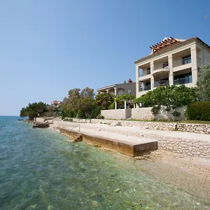  Apartment Cinthija